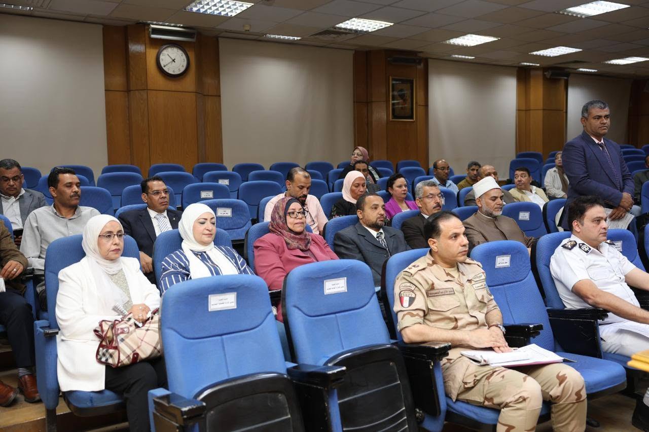 قيادات المحافظة خلال الاجتماع قيادات المحافظة خلال الاجتماع